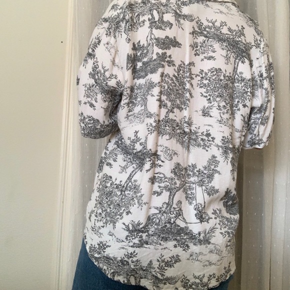 ❌SOLD❌Light weight toile print button down!! - Picture 2 of 4